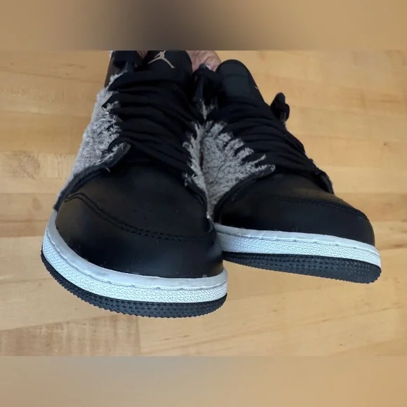 Nike Air Jordan 1 Retro Fleece Fur Size 9Y Euro 42.5 *Like New* Black Gray